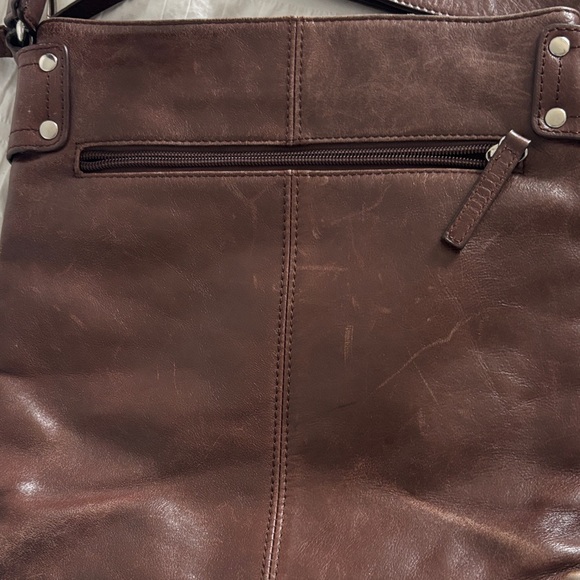 Danier Elegant Brown Leather Messenger Bag with Silver Hardware - Picture 14 of 15